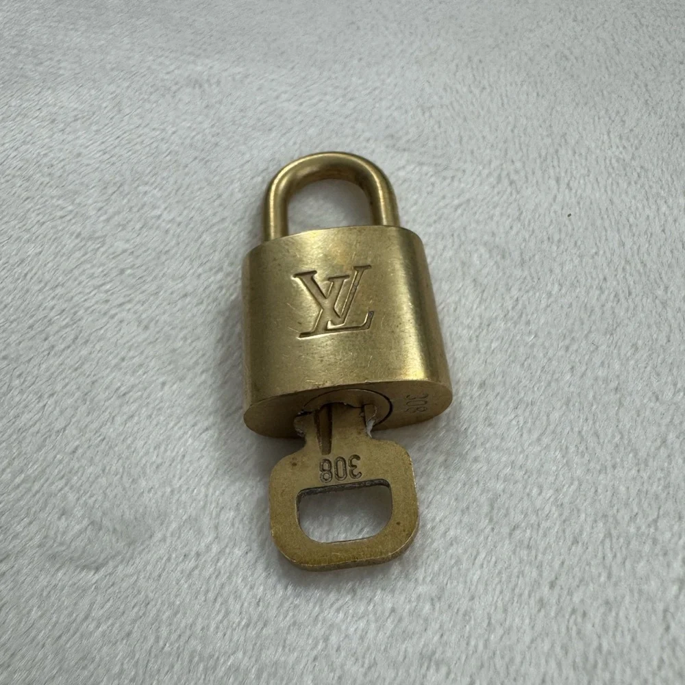 Louis Vuitton # 308 Lock and Key 🔐✨ - Picture 3 of 5